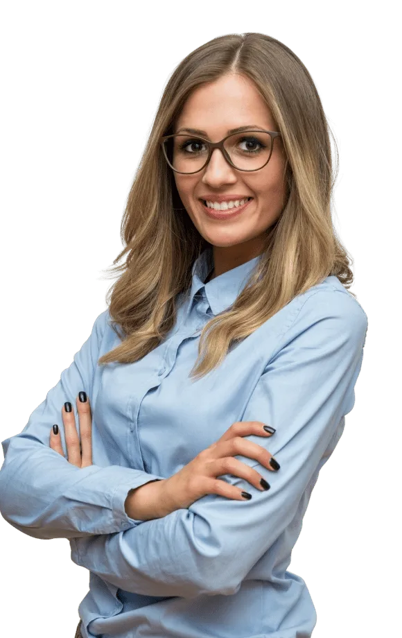 Mulher com braços cruzados sorridente.