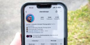 Celular ligado na mão do usuário, mostrando perfil de uma conta do Instagram. Não consigo seguir ninguém no Instagram.