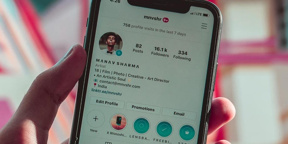 Detalhe mostrando celular nas mãos de uma pessoa, com tela ligada em um perfil não bloqueado na rede social. Como desbloquear uma pessoa no Instagram.