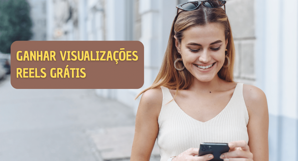 Mulher mexendo no celular
