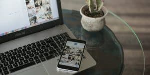 Celular e notebook mostrando perfil do Instagram