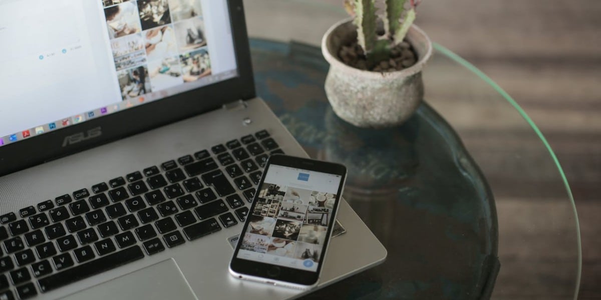 Celular e notebook mostrando perfil do Instagram