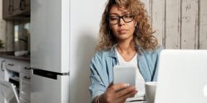 Empreendedora verificando seu engajamento no Instagram