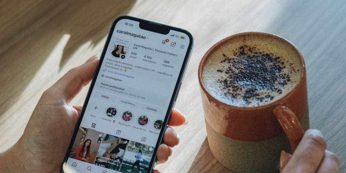 Usuário verificando interações no perfil do Instagram